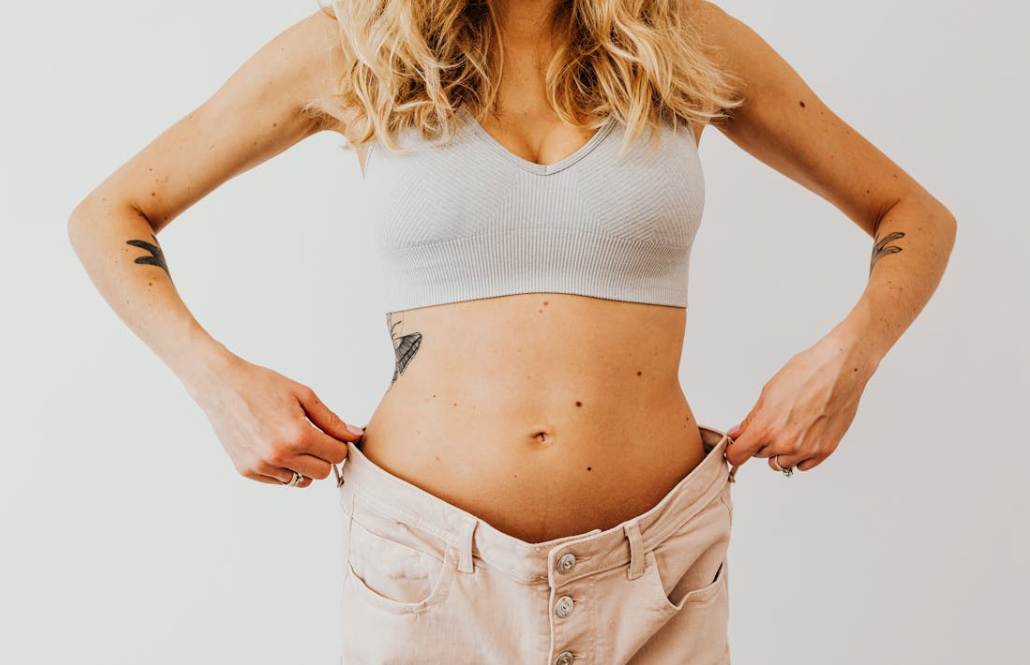 Femme avec ventre gonflé après un repas sain