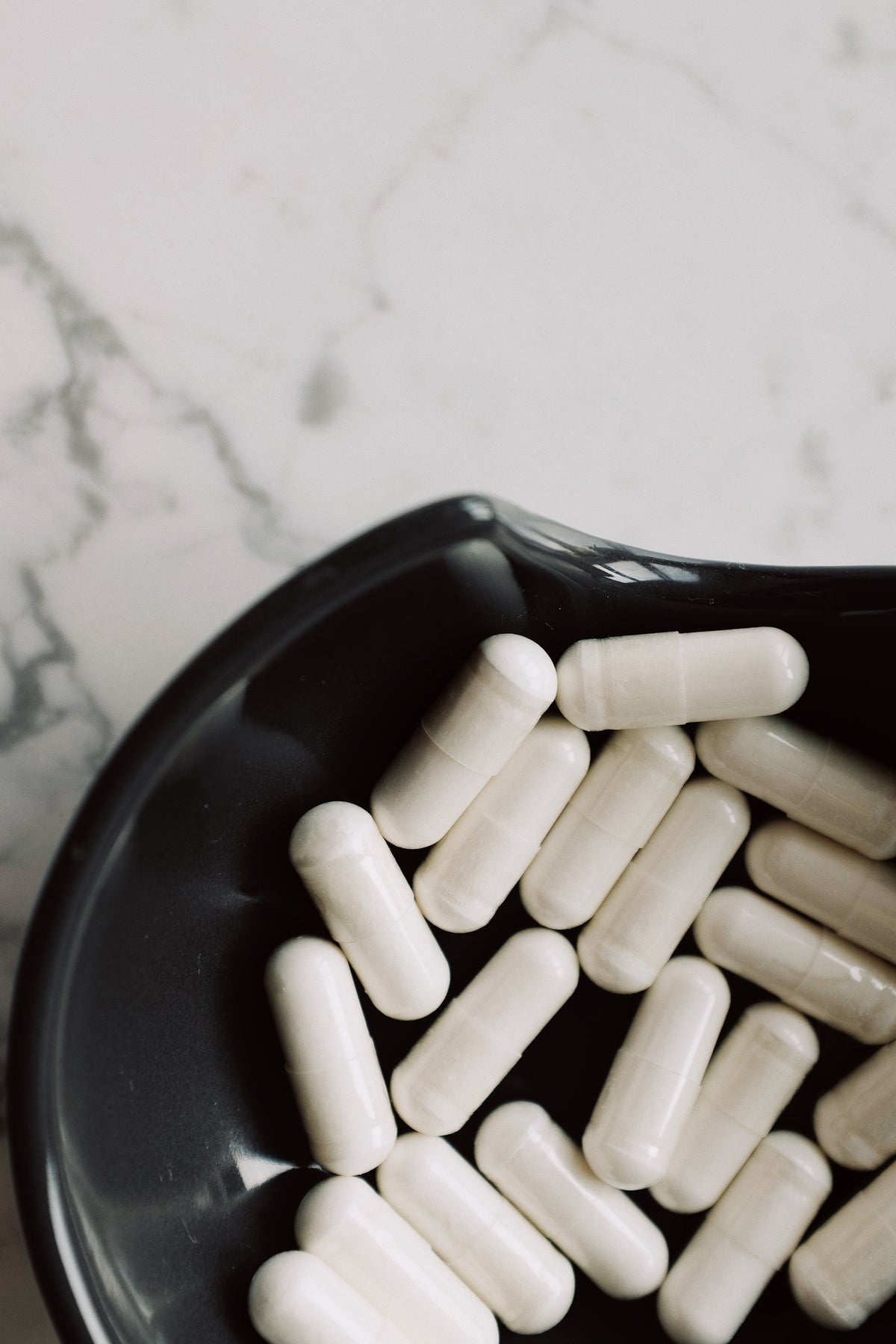 Compléments alimentaires et médicaments : interactions, précautions et guide complet